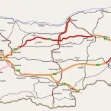 Mapa dróg Bułgarii z zaznaczonymi autostradami i miastami. Planując podróż, warto sprawdzić aktualne opłaty drogowe Bułgaria.