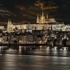 Praga nocą, zamek i Most Karola. Nawet przy nocnym zwiedzaniu, ceny w Czechach mogą zaskoczyć.