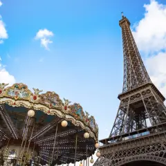 Karuzela i Wieża Eiffla pod błękitnym niebem. Czy ceny we Francji są wysokie?