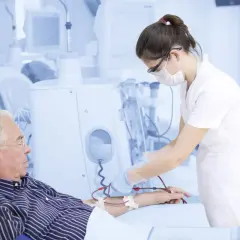 Pielęgniarka dializacyjna czuwa nad pacjentem. Jej praca jest ważna, a pielęgniarka dializacyjna zarobki odzwierciedlają jej zaangażowanie.