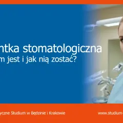 Młoda kobieta w niebieskim uniformie medycznym, uśmiechnięta, w tle gabinet stomatologiczny. Reklama kursu: asystent stomatologa.