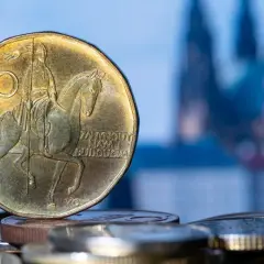 Czeska moneta 20 koron z wizerunkiem św. Wacława. Zastanawiasz się, ile kosztuje jedzenie w Czechach?