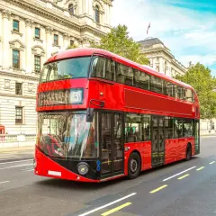 Klasyczny czerwony autobus piętrowy w drodze z lotniska Luton do centrum Londynu.