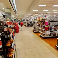 Wnętrze jednego z wielu sklepów w USA, pełne półek z produktami spożywczymi i sprzętem AGD.