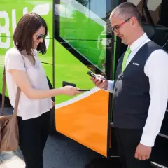 Kobieta pokazuje kierowcy Flixbus bilet na telefonie. Nie trzeba drukować biletu, wystarczy aplikacja.