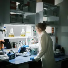 Naukowczyni w laboratorium bada próbki. Zastanawiasz się, ile zarabia mikrobiolog?
