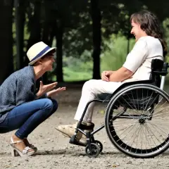 Rozmowa o tym, ile zarabia asystent osoby niepełnosprawnej, podczas spaceru w parku.
