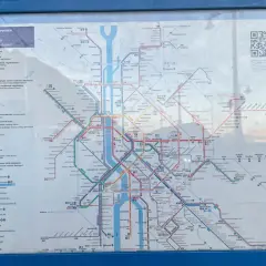 Mapa komunikacji miejskiej w Budapeszcie: metro, kolej podmiejska i tramwaje.