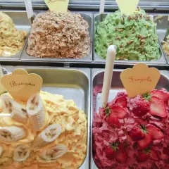 Włoskie lody: bananowe, truskawkowe i pistacjowe. Zastanawiasz się, ile kosztują lody we Włoszech? Ceny są różne, ale warto spróbować!