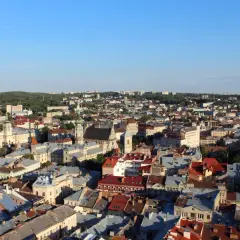 Widok na Lwów przez otwarte okno. Miasto pełne zabytkowych budynków i dachów. Ceny na Ukrainie mogą być różne, ale widok jest bezcenny.