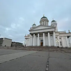 Katedra w Helsinkach, imponująca budowla z kopułami. Ceny w Helsinkach mogą być wysokie, ale widoki są bezcenne.