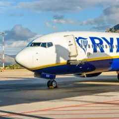 Samolot Ryanair na lotnisku, gotowy do startu. Czas sprawdzić, ile się leci na Sycylię!