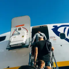 Ludzie wsiadają do samolotu Ryanair. Płatność przelewem za bilety była prosta, teraz czas na podróż!