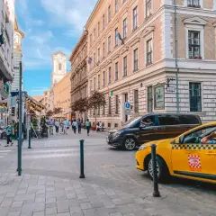 Spacer po Budapeszcie, gdzie widać żółtą taksówkę. Warto wiedzieć, że budapeszt jaka waluta to forint węgierski.