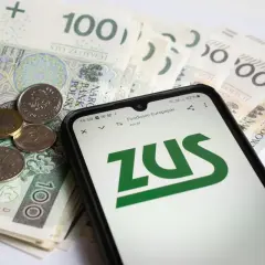 Pieniądze i telefon z logo ZUS. Czy to odzwierciedla, ile zarabia opiekun medyczny w hospicjum?