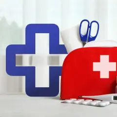 Apteczka, termometr, nożyczki i leki. Czy opiekun medyczny może robić opatrunki? Tak, to część jego obowiązków.
