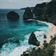Malownicze klify i turkusowe morze na Bali. Lot na Bali ile trwa? Tyle, ile potrzeba, by dotrzeć do tego raju.