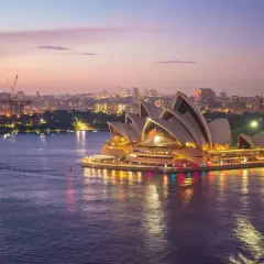 Sydney Opera House o zmierzchu. Długi lot z Polski do Australii trwa ok. 20 godzin.