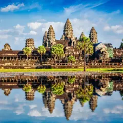 Angkor Wat w Kambodży, odbijający się w wodzie. Ceny w Kambodży są przystępne, zwłaszcza jeśli chodzi o zwiedzanie takich cudów.