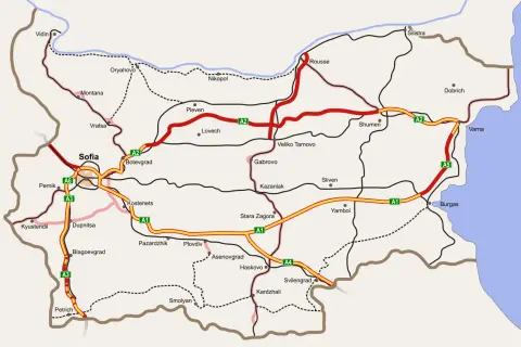 Mapa dróg Bułgarii z zaznaczonymi autostradami i miastami. Planując podróż, warto sprawdzić aktualne opłaty drogowe Bułgaria.
