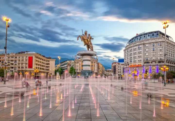 Skopje, Macedonia: Fontanny i pomnik wojownika na koniu. Ceny w Macedonii są przystępne, a widok zachwyca.