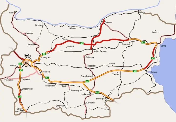 Mapa dróg Bułgarii z zaznaczonymi autostradami i miastami. Planując podróż, warto sprawdzić aktualne opłaty drogowe Bułgaria.