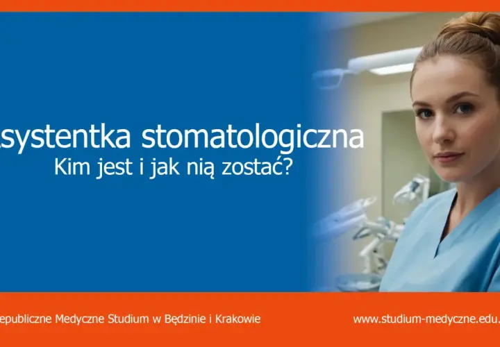 Młoda kobieta w niebieskim uniformie medycznym, uśmiechnięta, w tle gabinet stomatologiczny. Reklama kursu: asystent stomatologa.