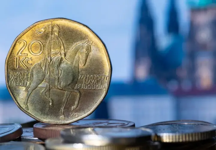 Czeska moneta 20 koron z wizerunkiem św. Wacława. Zastanawiasz się, ile kosztuje jedzenie w Czechach?