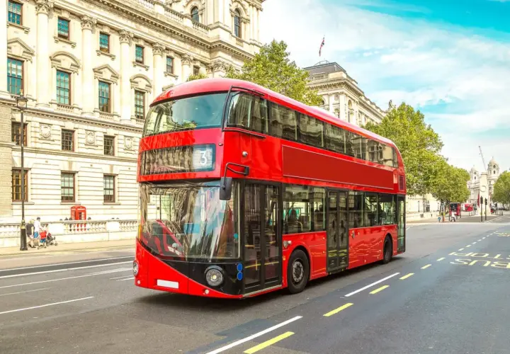 Klasyczny czerwony autobus piętrowy w drodze z lotniska Luton do centrum Londynu.