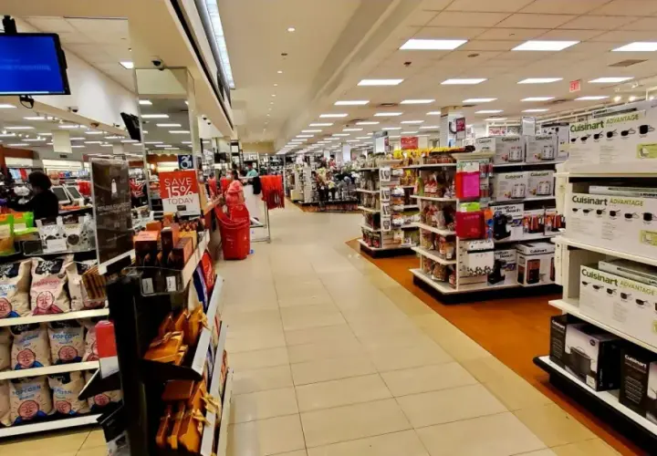 Wnętrze jednego z wielu sklepów w USA, pełne półek z produktami spożywczymi i sprzętem AGD.