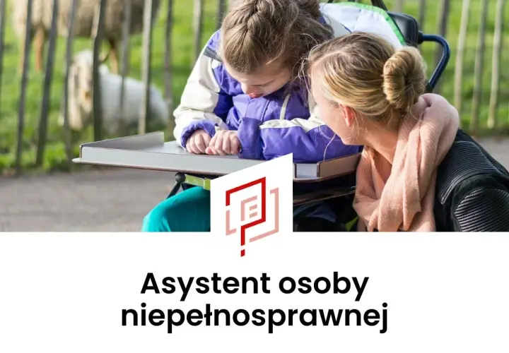 Asystent osoby niepełnosprawnej wspiera dziecko w wózku podczas zajęć.