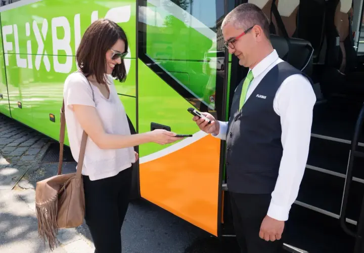 Kobieta pokazuje kierowcy Flixbus bilet na telefonie. Nie trzeba drukować biletu, wystarczy aplikacja.