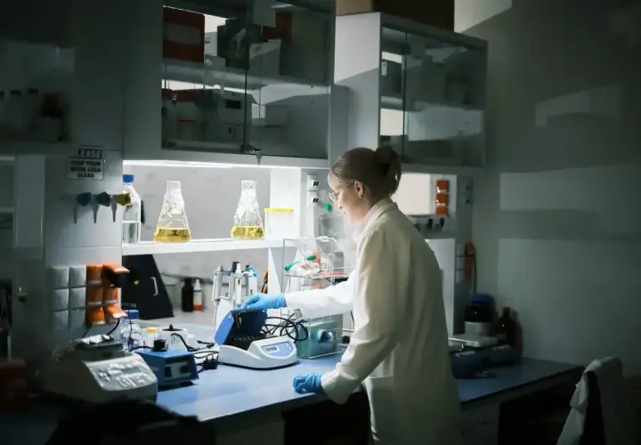 Naukowczyni w laboratorium bada próbki. Zastanawiasz się, ile zarabia mikrobiolog?