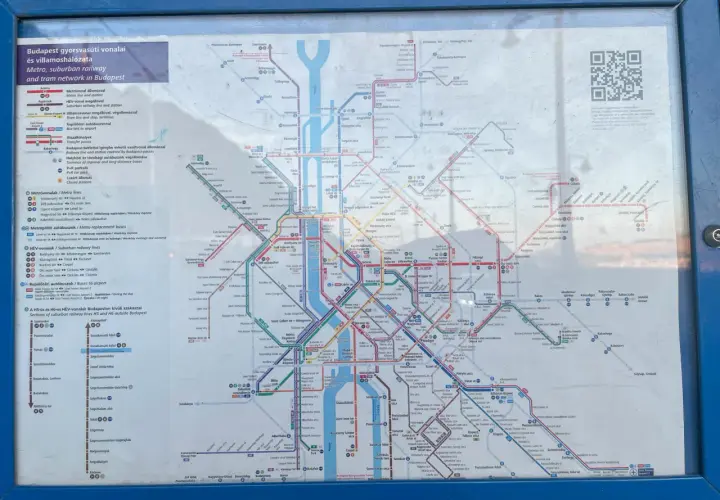 Mapa komunikacji miejskiej w Budapeszcie: metro, kolej podmiejska i tramwaje.