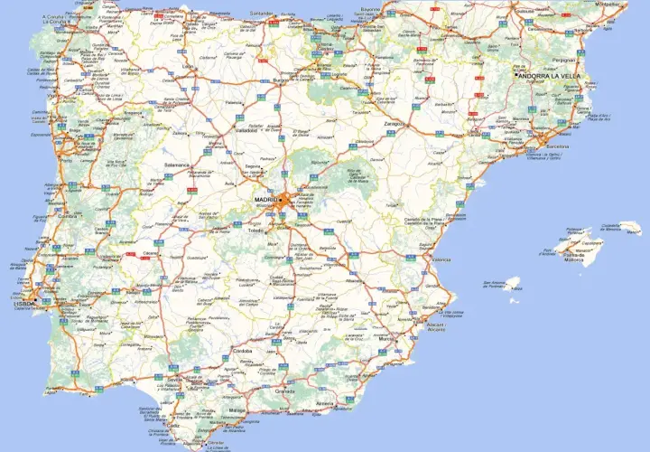 Mapa Hiszpanii z zaznaczonymi autostradami, miastami i wybrzeżem. Widoczne są główne drogi, takie jak A-2, A-7, AP-7, łączące miasta od Lizbony po Barcelonę.
