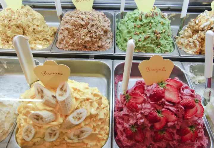 Włoskie lody: bananowe, truskawkowe i pistacjowe. Zastanawiasz się, ile kosztują lody we Włoszech? Ceny są różne, ale warto spróbować!