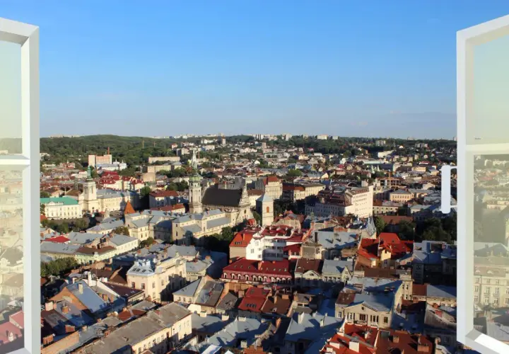 Widok na Lwów przez otwarte okno. Miasto pełne zabytkowych budynków i dachów. Ceny na Ukrainie mogą być różne, ale widok jest bezcenny.