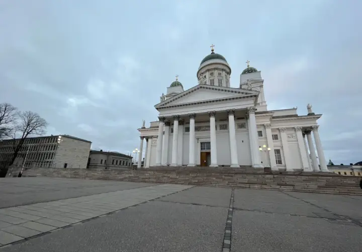 Katedra w Helsinkach, imponująca budowla z kopułami. Ceny w Helsinkach mogą być wysokie, ale widoki są bezcenne.