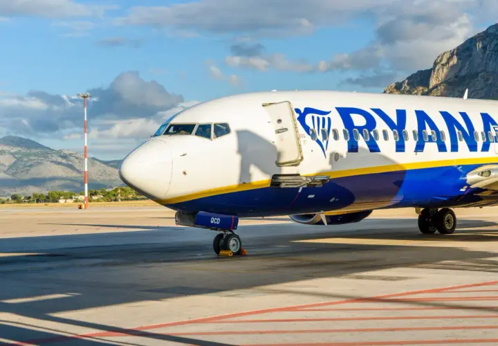 Samolot Ryanair na lotnisku, gotowy do startu. Czas sprawdzić, ile się leci na Sycylię!
