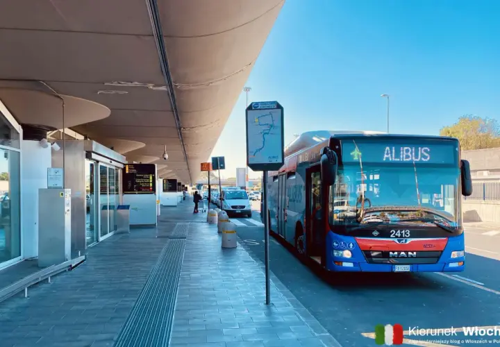 Niebiesko-czerwony autobus Alibus na przystanku lotniskowym w Katanii.