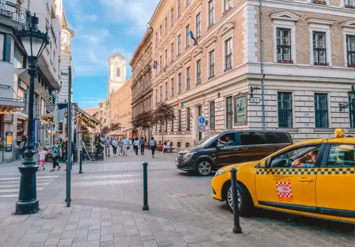 Spacer po Budapeszcie, gdzie widać żółtą taksówkę. Warto wiedzieć, że budapeszt jaka waluta to forint węgierski.