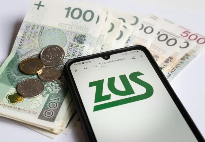 Pieniądze i telefon z logo ZUS. Czy to odzwierciedla, ile zarabia opiekun medyczny w hospicjum?