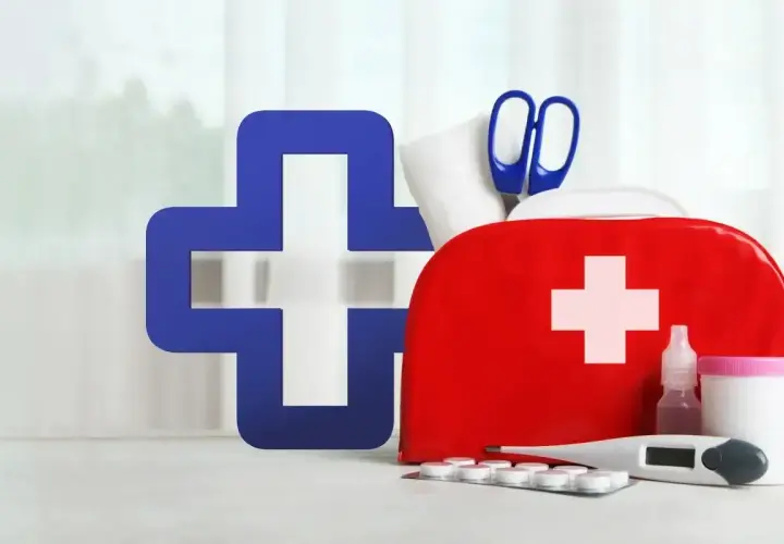 Apteczka, termometr, nożyczki i leki. Czy opiekun medyczny może robić opatrunki? Tak, to część jego obowiązków.