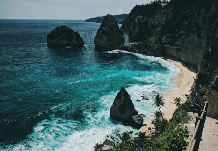 Malownicze klify i turkusowe morze na Bali. Lot na Bali ile trwa? Tyle, ile potrzeba, by dotrzeć do tego raju.