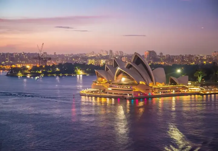 Sydney Opera House o zmierzchu. Długi lot z Polski do Australii trwa ok. 20 godzin.