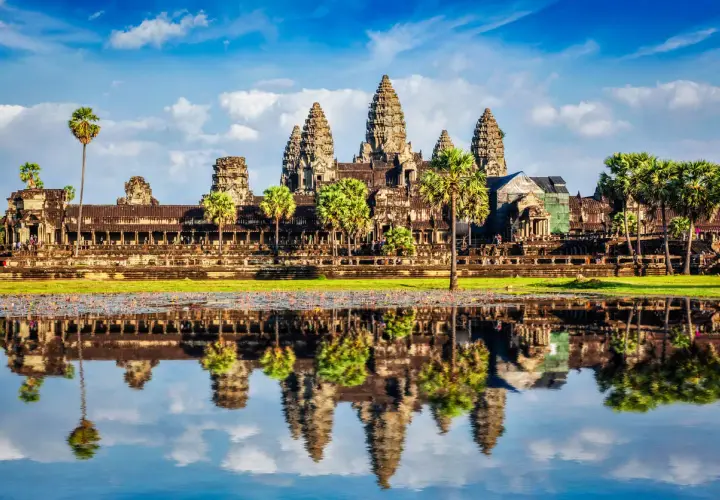 Angkor Wat w Kambodży, odbijający się w wodzie. Ceny w Kambodży są przystępne, zwłaszcza jeśli chodzi o zwiedzanie takich cudów.