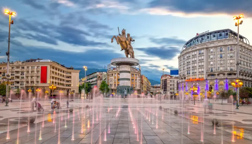 Skopje, Macedonia: Fontanny i pomnik wojownika na koniu. Ceny w Macedonii są przystępne, a widok zachwyca.