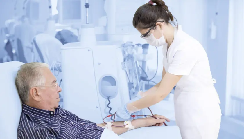 Pielęgniarka dializacyjna czuwa nad pacjentem. Jej praca jest ważna, a pielęgniarka dializacyjna zarobki odzwierciedlają jej zaangażowanie.