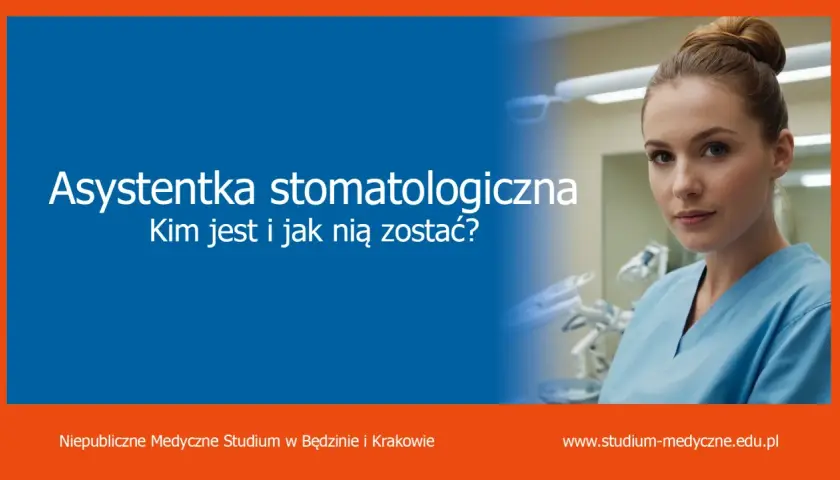 Młoda kobieta w niebieskim uniformie medycznym, uśmiechnięta, w tle gabinet stomatologiczny. Reklama kursu: asystent stomatologa.