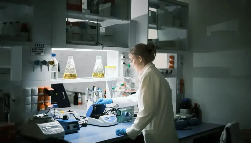 Naukowczyni w laboratorium bada próbki. Zastanawiasz się, ile zarabia mikrobiolog?